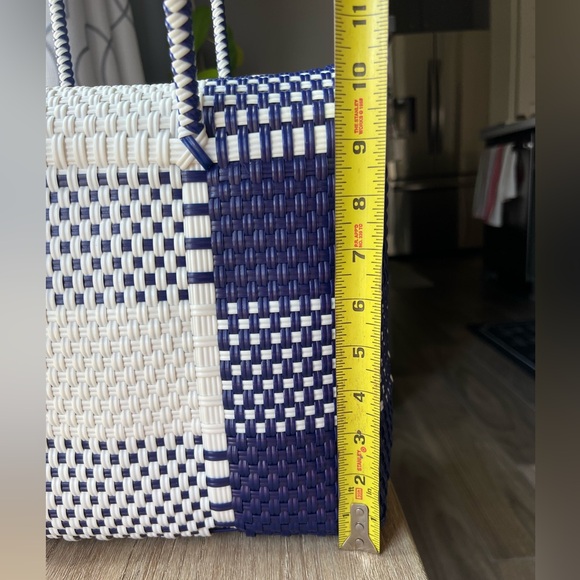 Such a beautiful mix of colors. An elegant and sophisticated way to go out. - Picture 8 of 11